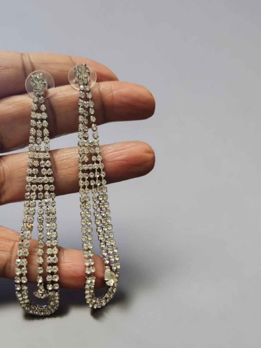 Hether Twist Diamond Mesh Small Clutch & Silver-Tone Crystal Pendulum Earrings - Picture 4 of 10